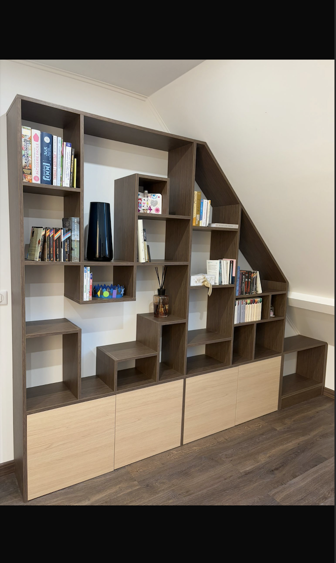 Bibliothèque sur-mesure sous pente en mélaminé avec placards de rangement, réalisée par Mètre Kub à Wissous