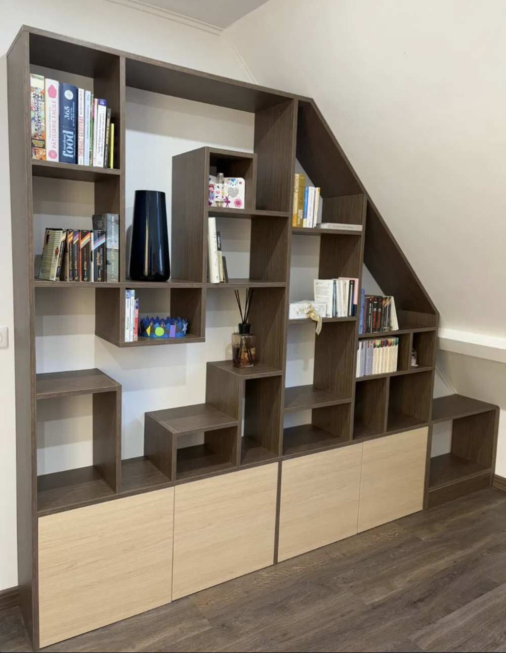 Bibliothèque en combles avec caissons bas et niches ouvertes