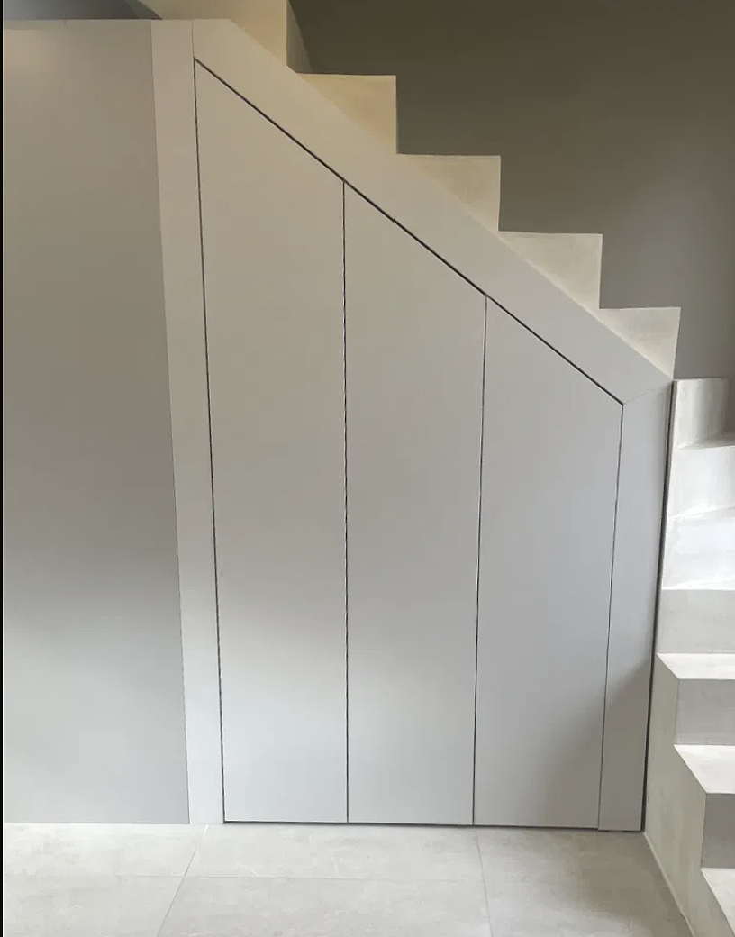 Placard de rangement sous escalier sur-mesure à portes sans poignée, posé à Wissous