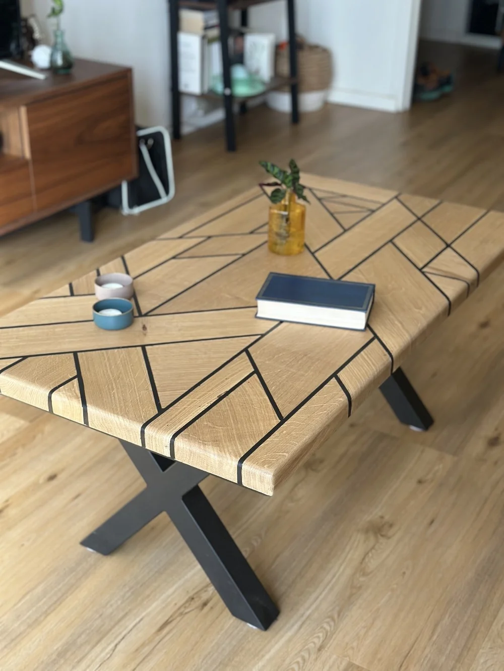 Table basse en bois massif à plateau graphique et pieds métal noir