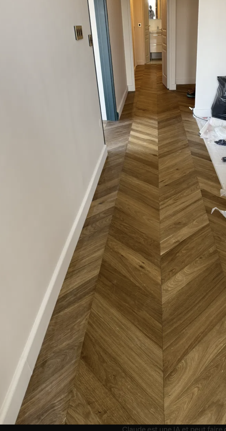 Parquet en point de Hongrie foncé posé dans un couloir