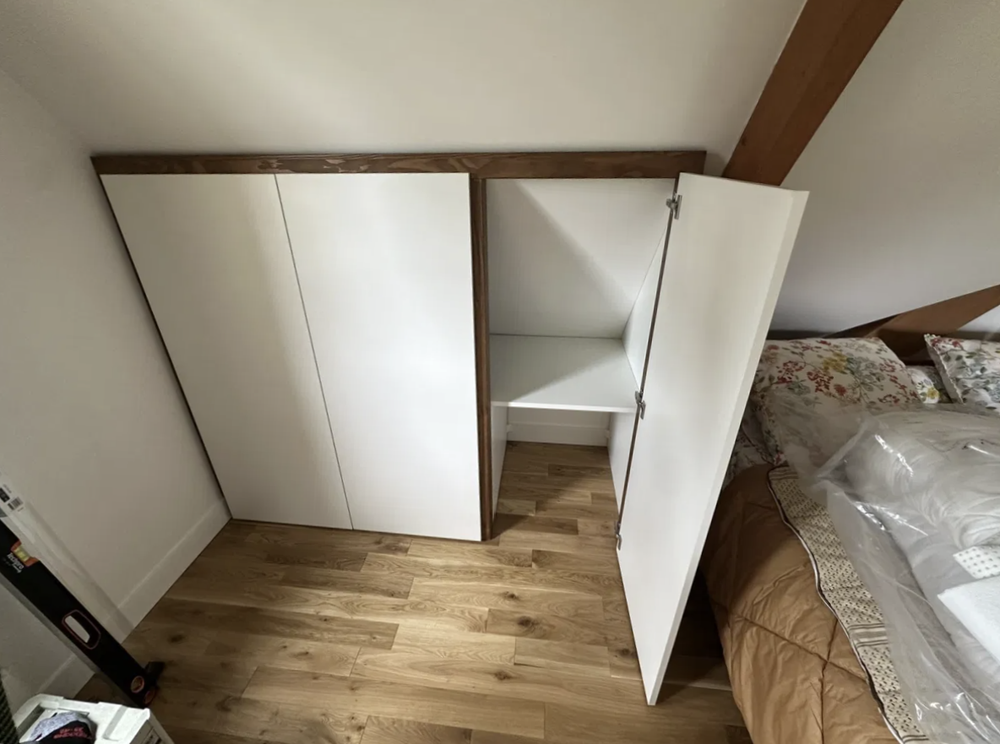 Dressing blanc sur-mesure sous pente dans une chambre