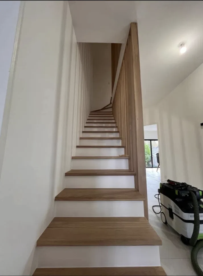 Escalier droit habillé en bois clair, marches et contremarches sur-mesure