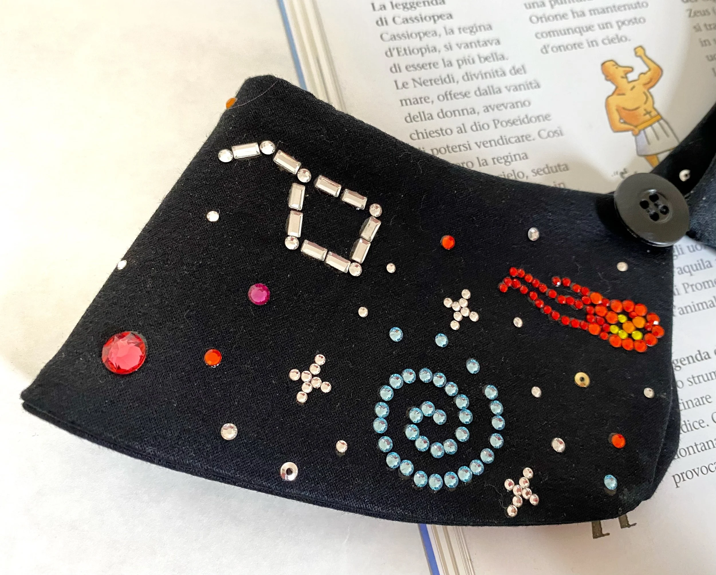 Colletto con galassia realizzata con strass e micro borchie