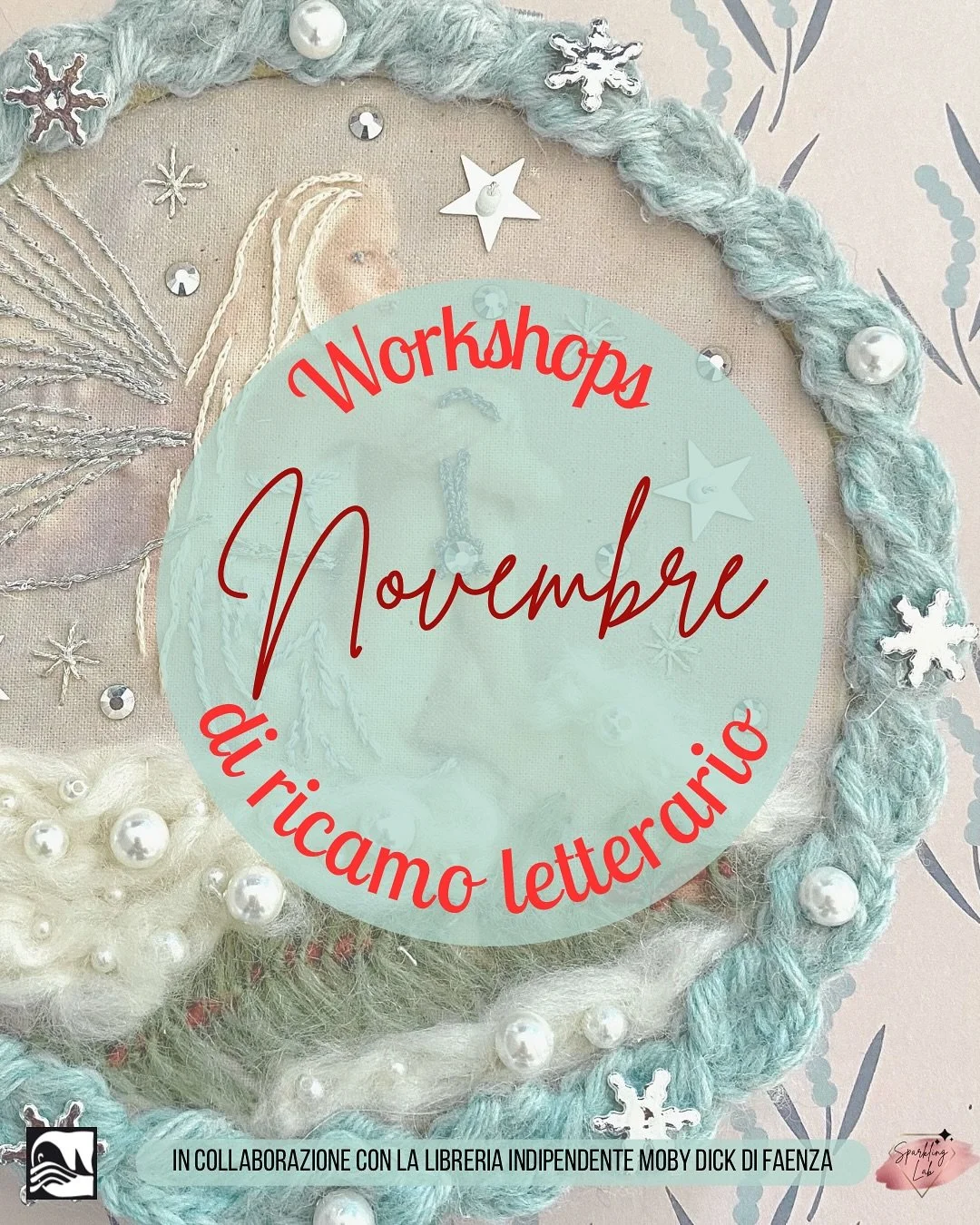 ✨ Ricami letterari di novembre ✨
Tra fili, parole e desideri, novembre diventa il mese in cui si intrecciano storie, ricordi e sogni di Natale.
Cinque appuntamenti speciali — per grandi e piccoli lettori — per ricamare insieme la magia de