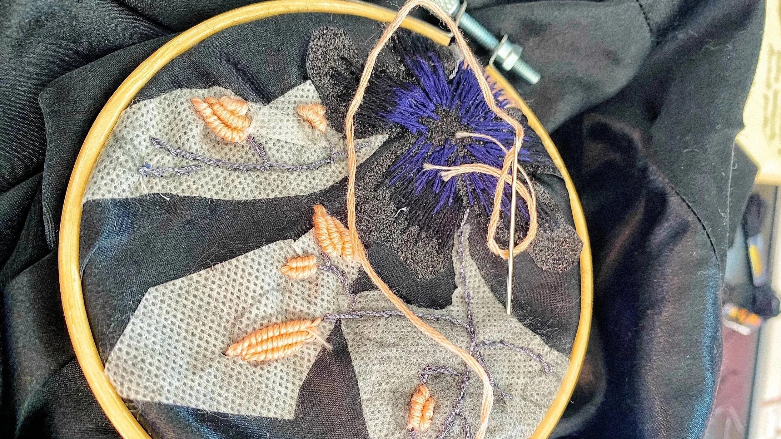 Ricamo contemporaneo: trasformare, riparare e raccontare con ago e filo