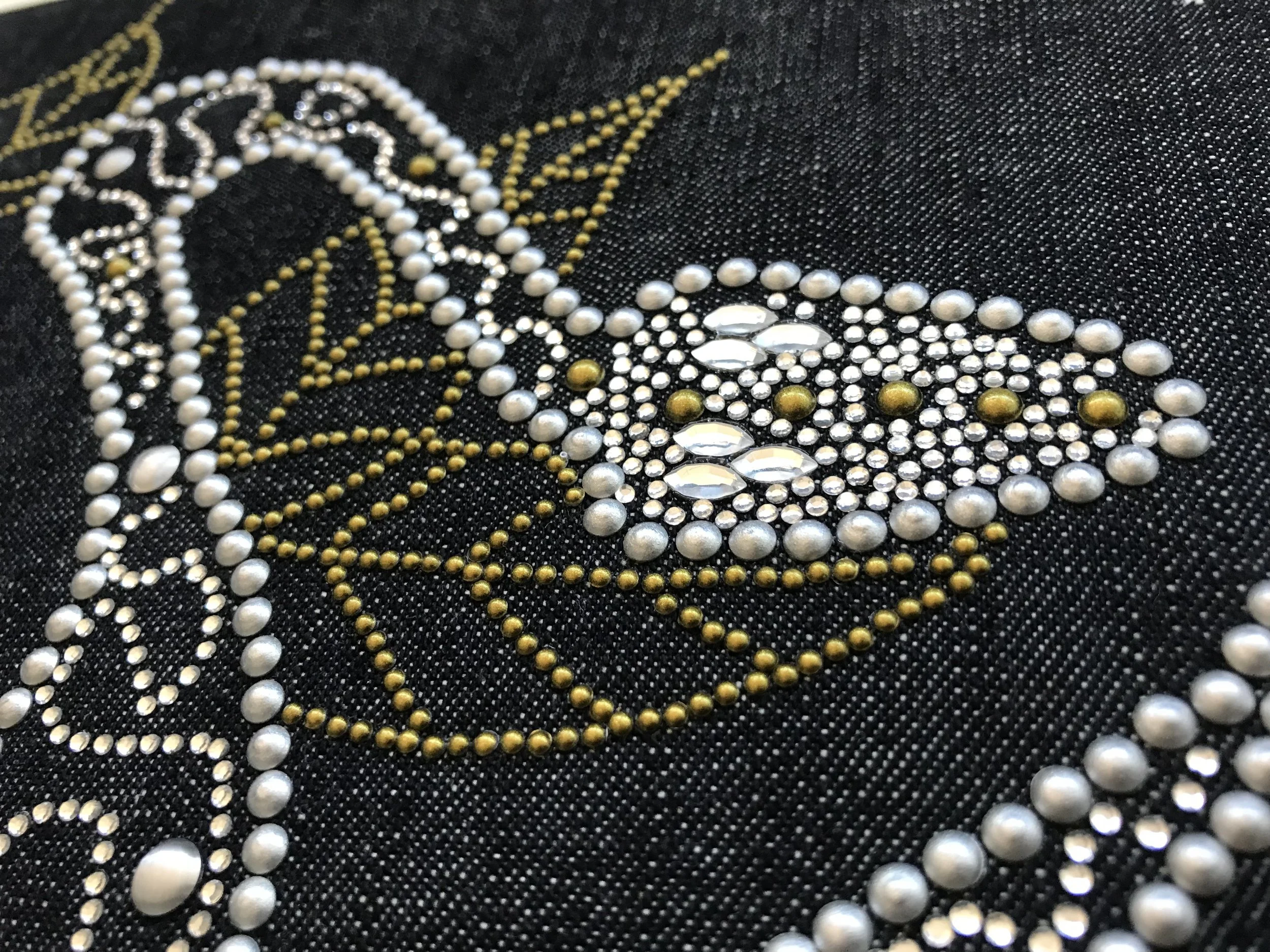 5 falsi miti sulle applicazioni termoadesive con strass e borchie (e cosa sapere davvero prima di usarli per personalizzare capi e collezioni)