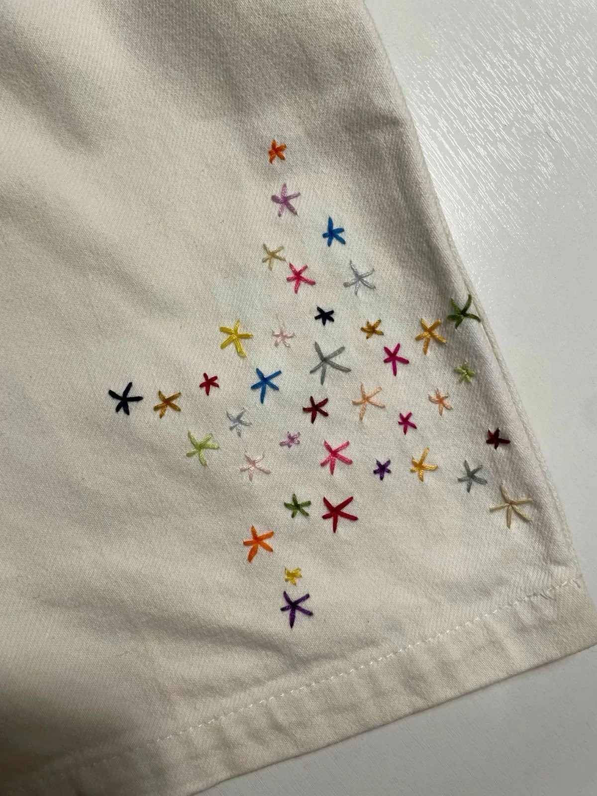 ricamo-upcycling-fondo-pantalone.JPG