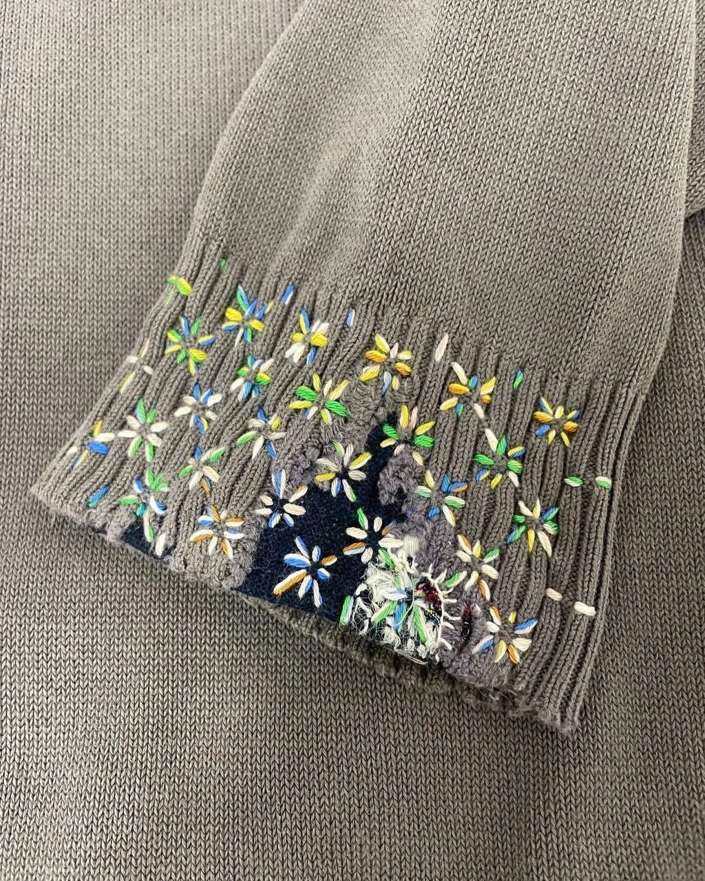 visible-mending-su-polso-maglione.JPG