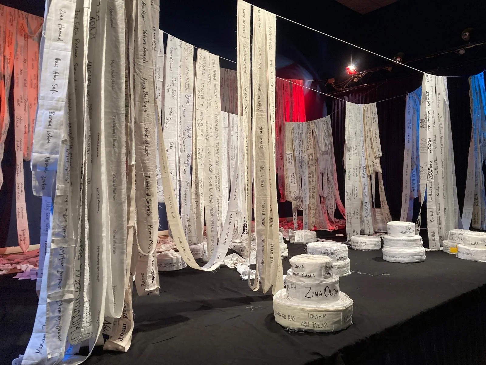 Opera tessile collettiva "5,7 Km di grida nel silenzio" . Monumento tessile di lutto universale con oltre 20000 nomi ricamati di bambini palestinesi uccisi