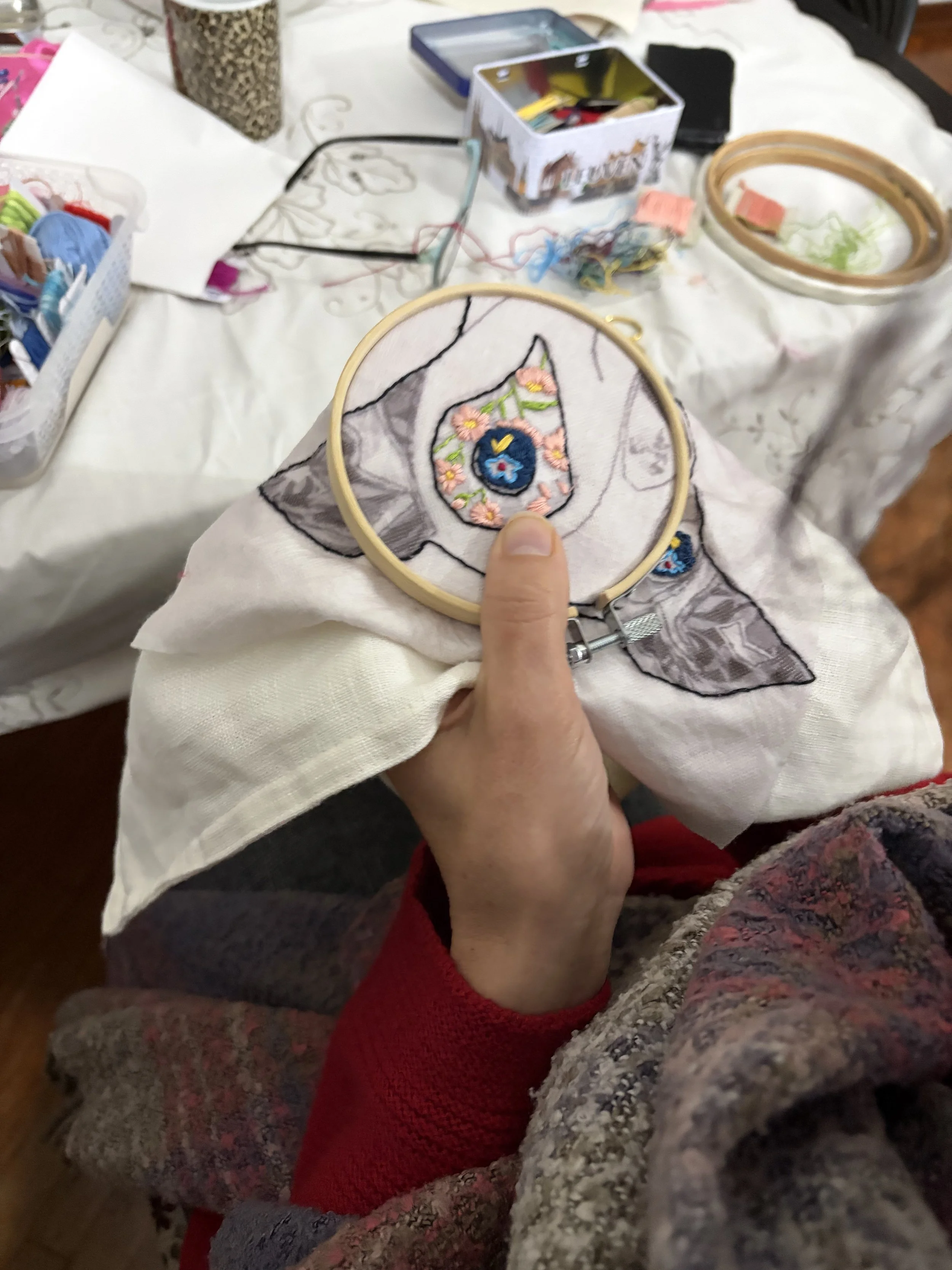 Ricamo creativo con texture su tessuto di arredo