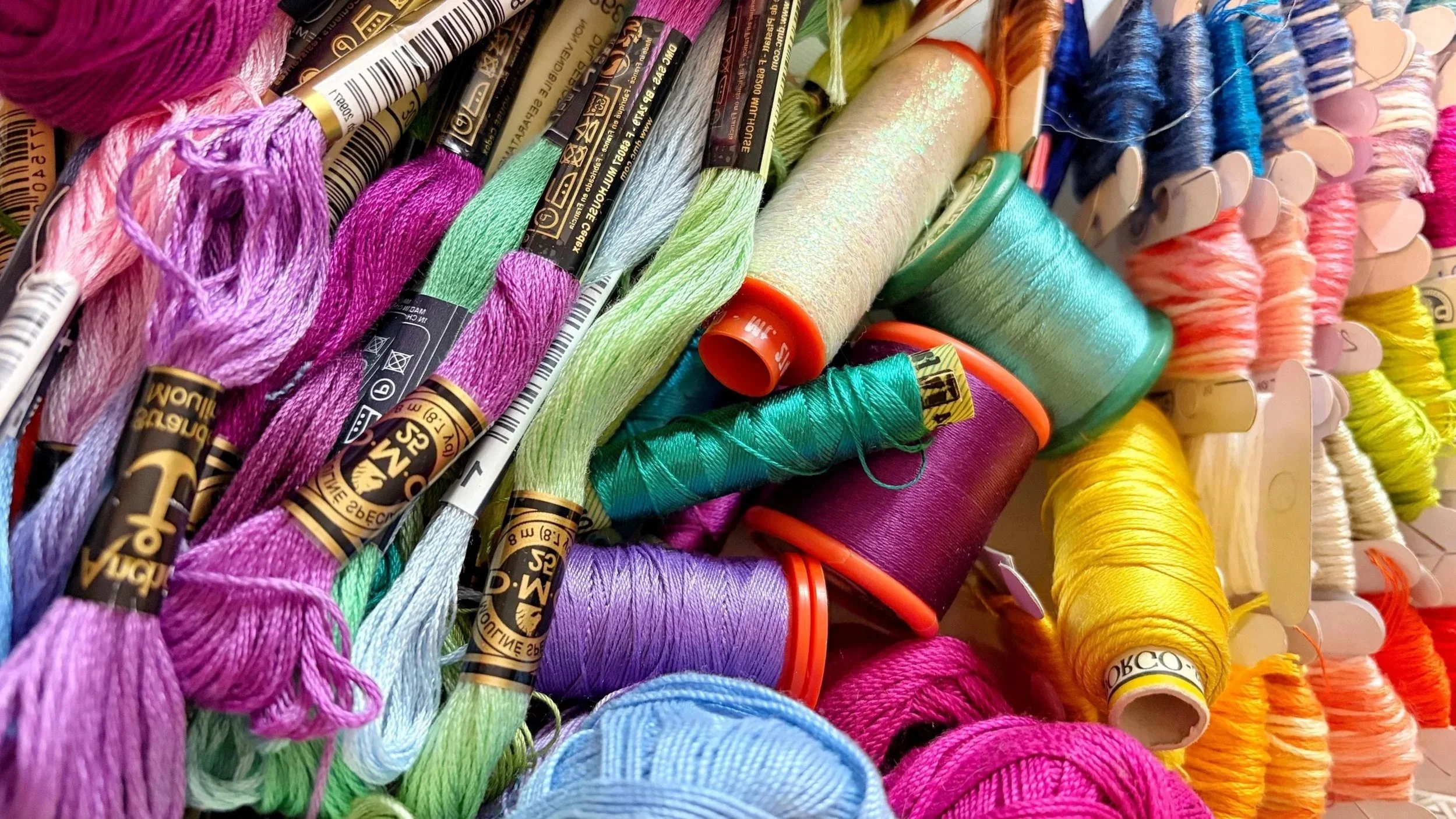 Filati e matassine da ricamo di cotone e seta, fili colorati utilizzati al club del ricamo a Faenza