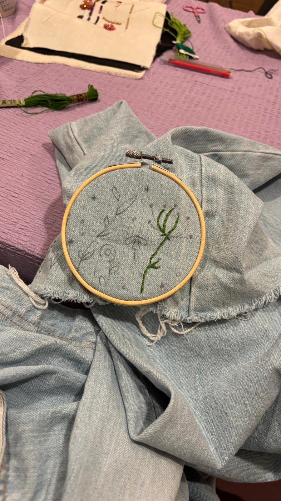 Jeans rinnovati personalizzati con ricamo 