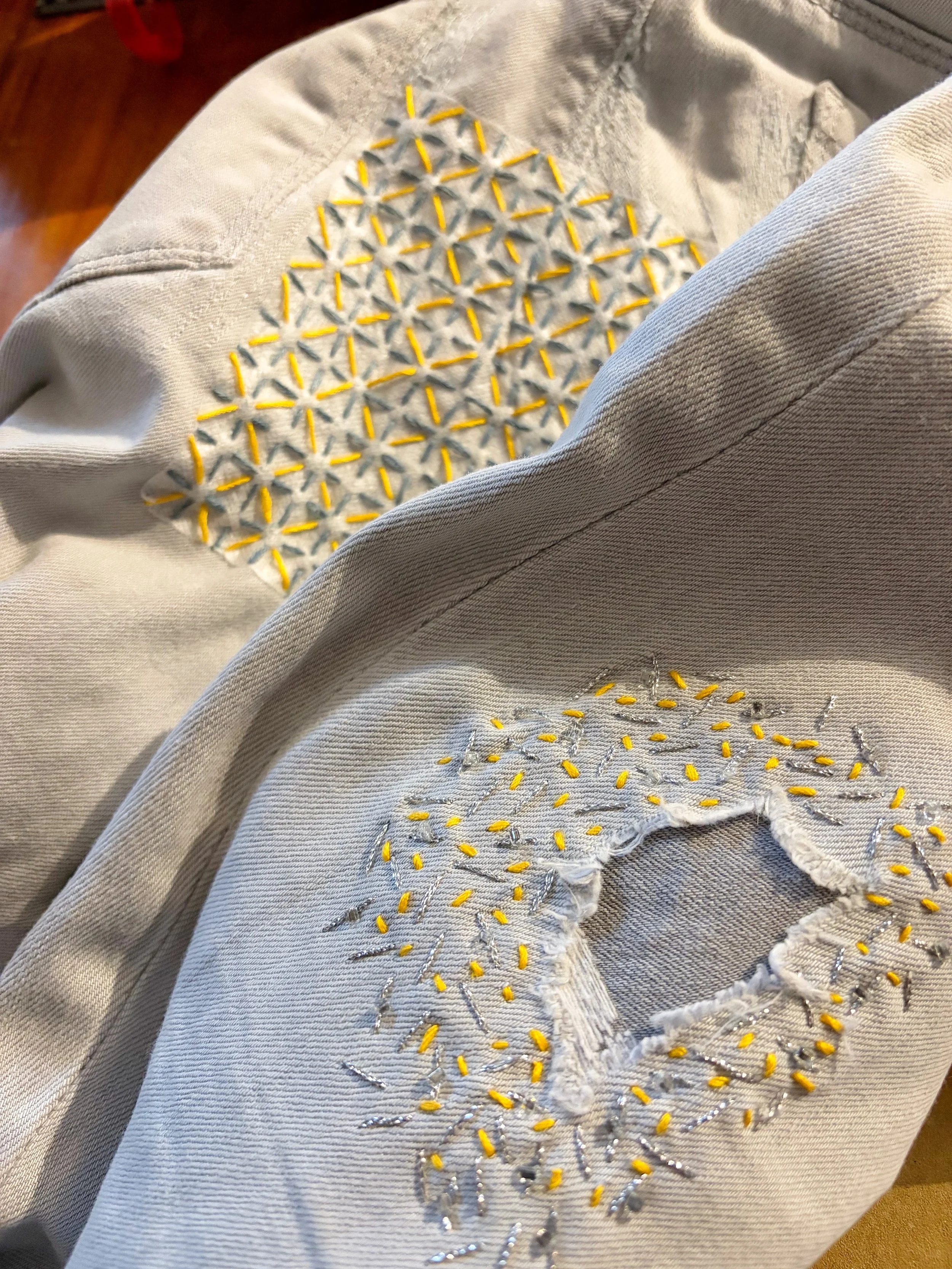 Jeans riparati con tecnica sashiko e visible mending