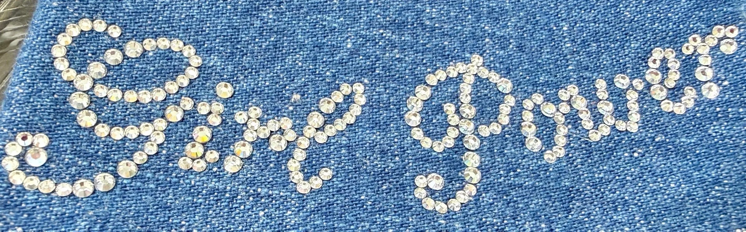 Scritta "Girl Power" realizzata con strass swarovski hotfix applicata su tessuto denim