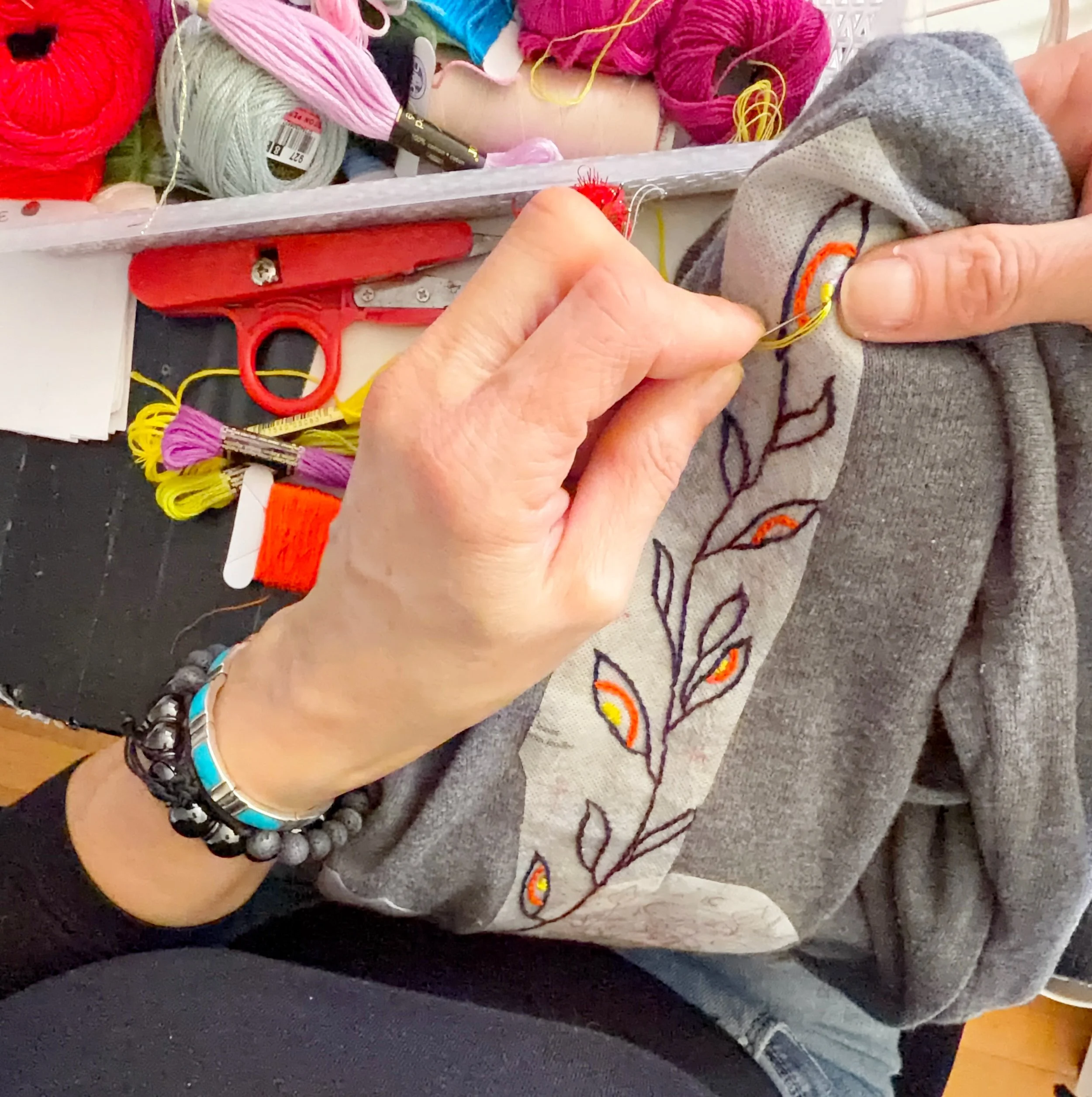 come coprire una macchia su pullover con ricamo creativo