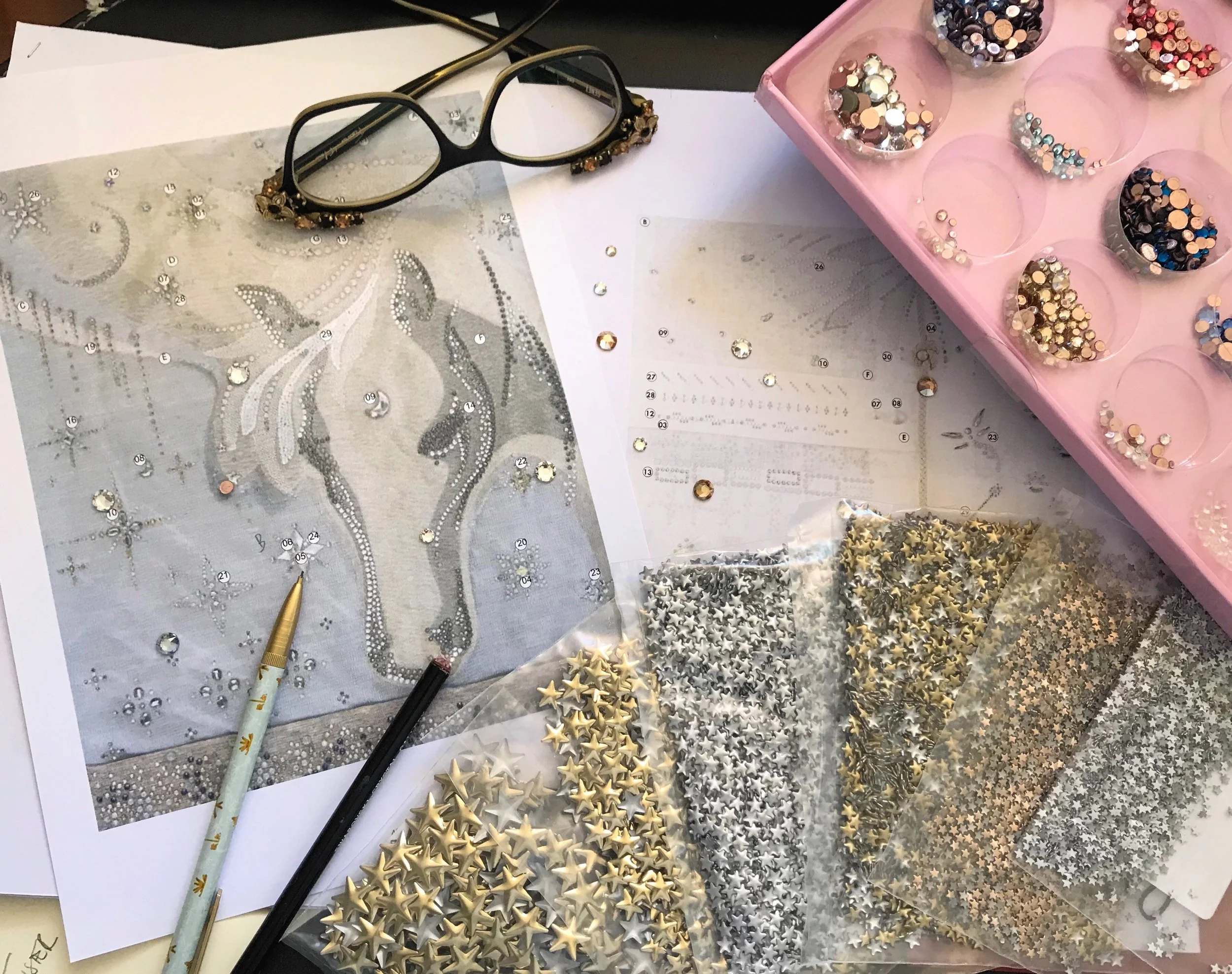 Differenti dimensioni di borchie termoadesive a forma di stella per applicazione su tessuto