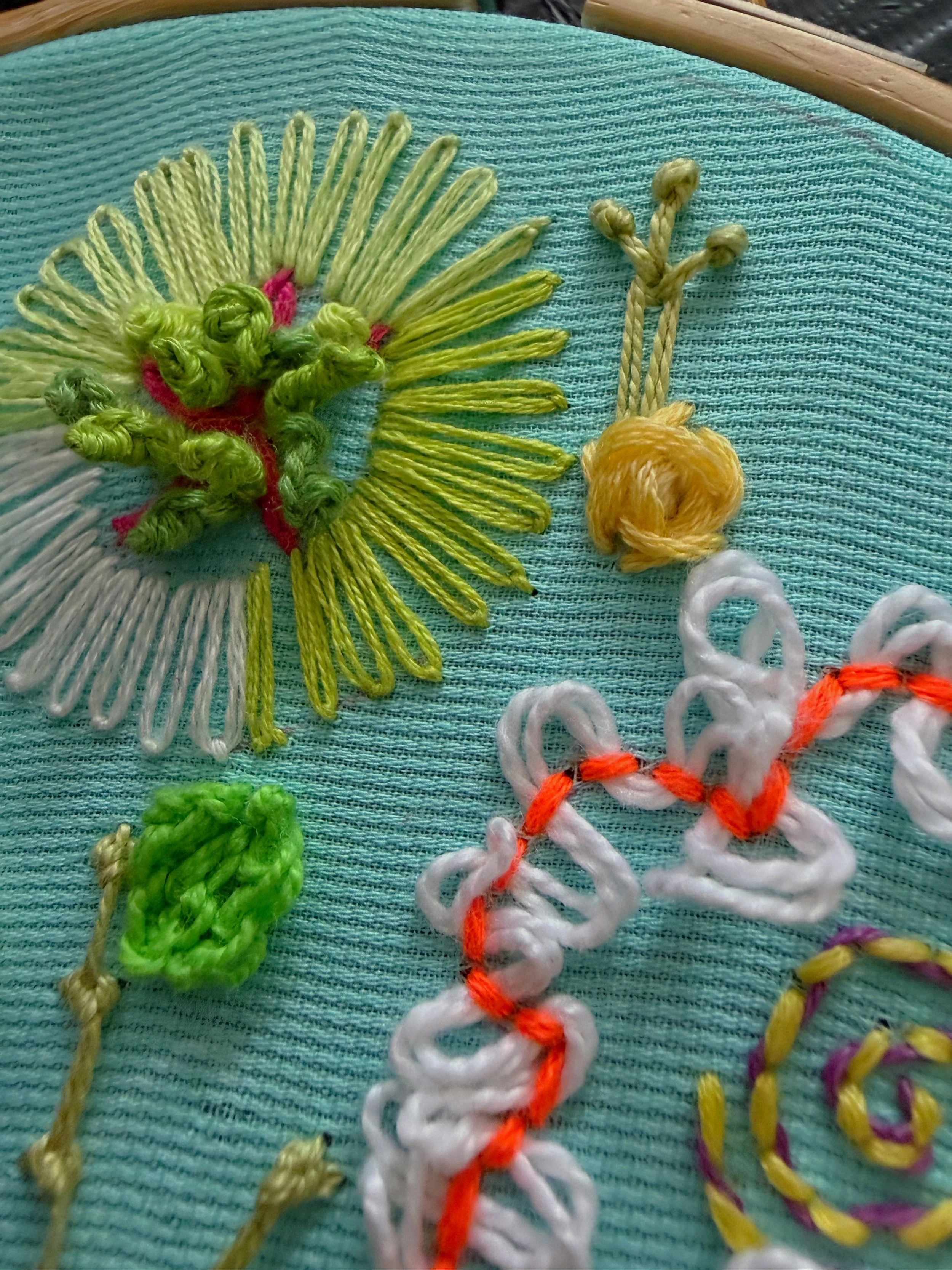 Particolare di ricamo creativo realizzato con punto margherita