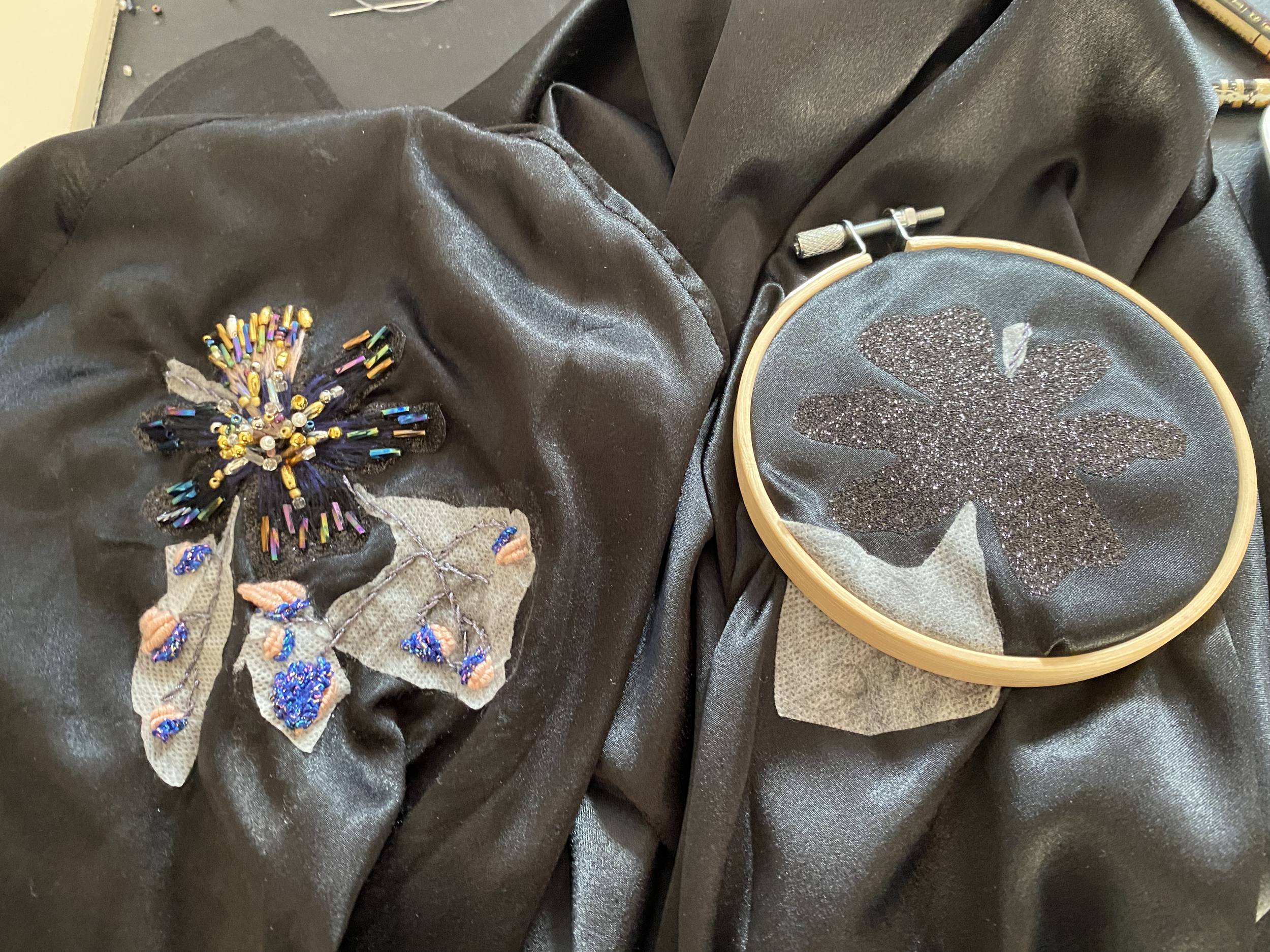 Riparazione con ricamo 3d su camicetta con strappi 