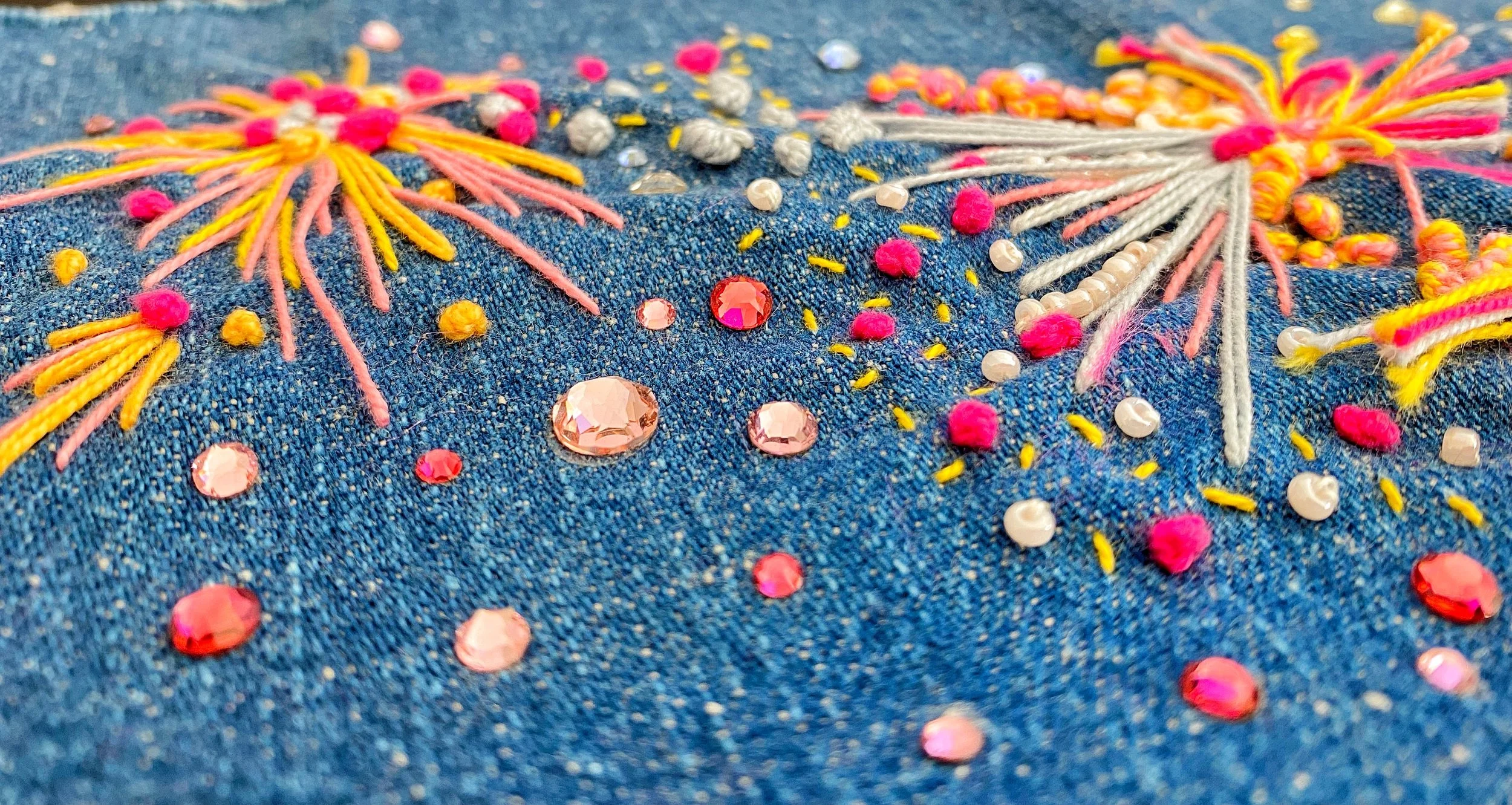 esempio di punti di ricamo semplici su denim con applicazione di strass termoadesivi