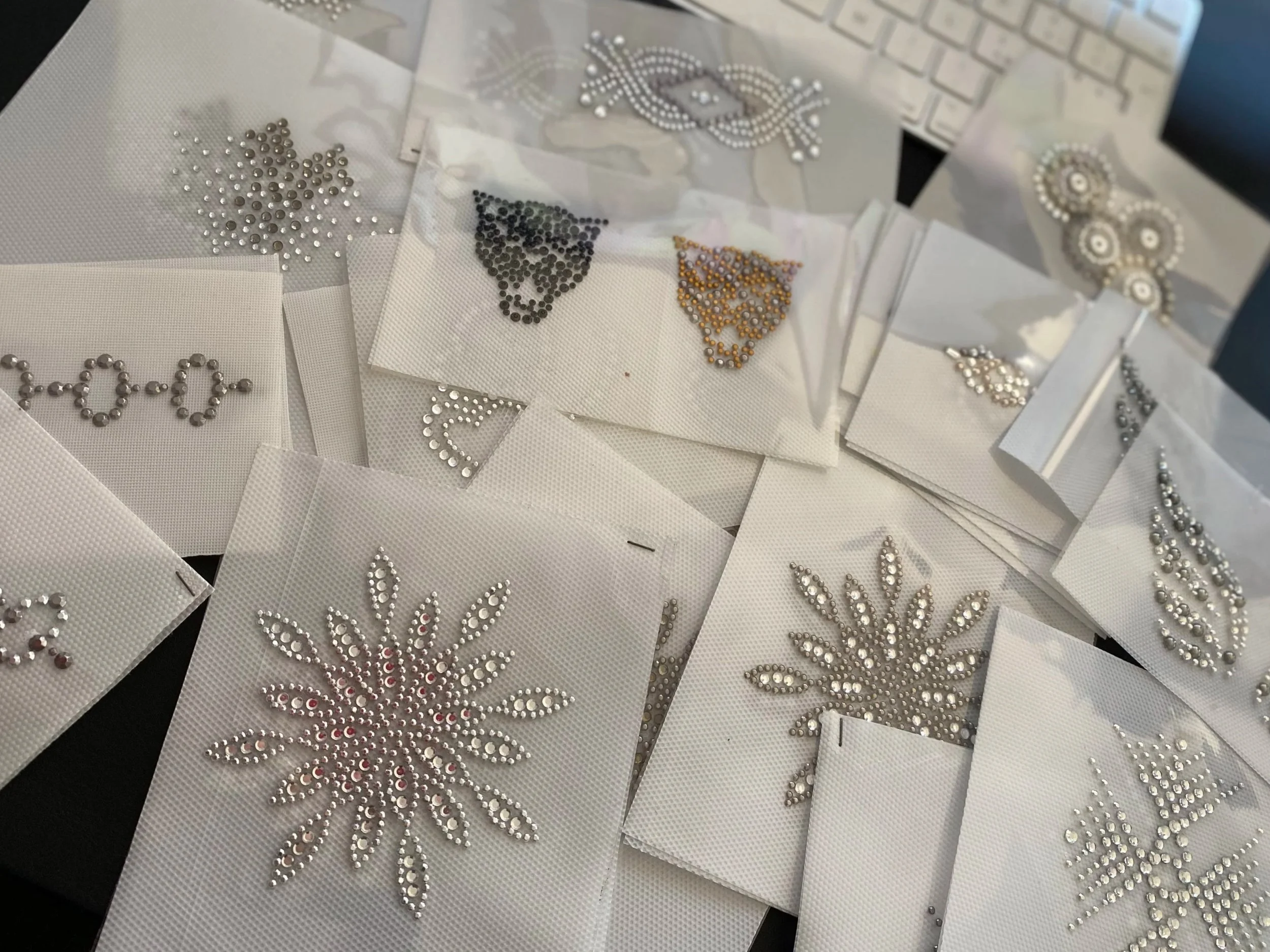 prototipi cartine con strass e borchie termoadesive