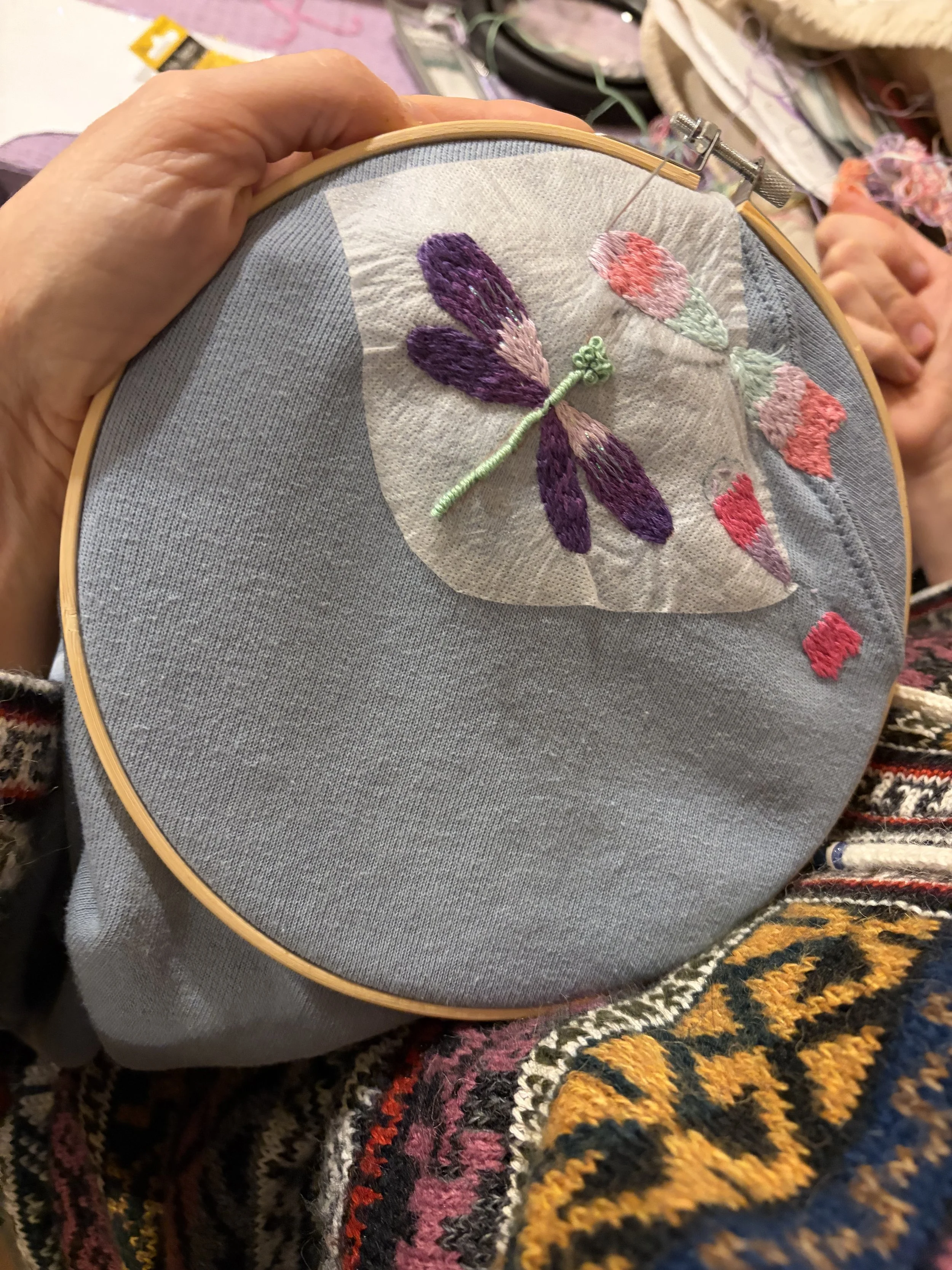 Trasformazione felpa: da capo basico a capo unico attraverso il ricamo di libellule
