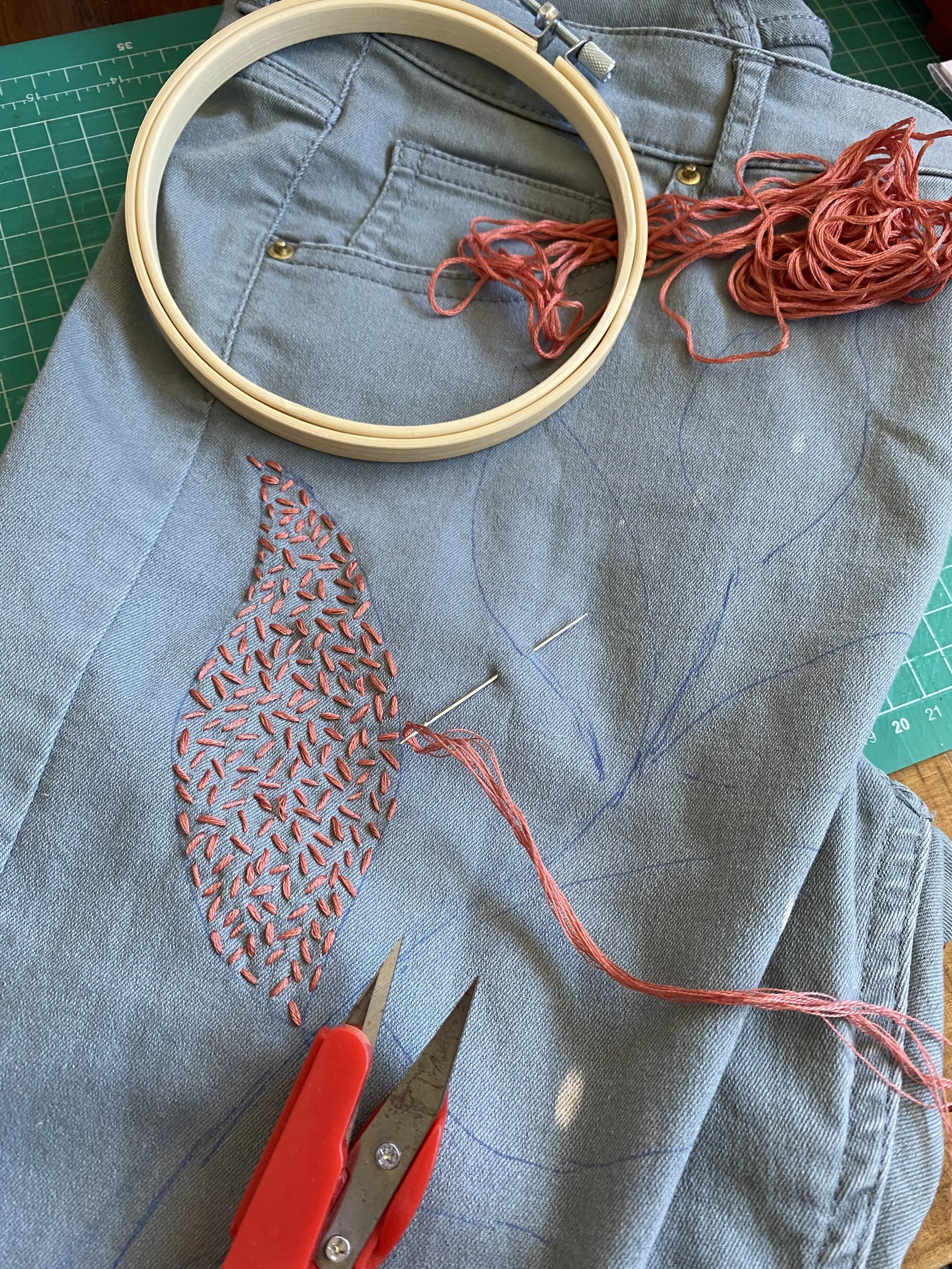 recupero pantalone macchiato con ricamo con punto riso