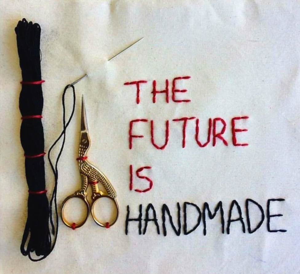 scritta ricamata a punto scritto: the future is handmade