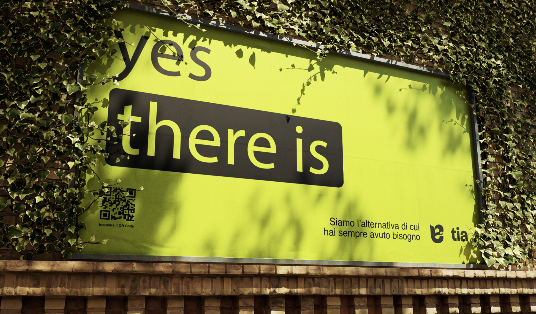 Cartellone pubblicitario verde con parole in inglese e italiano, circondato da foglie di edera e mattoni in background.