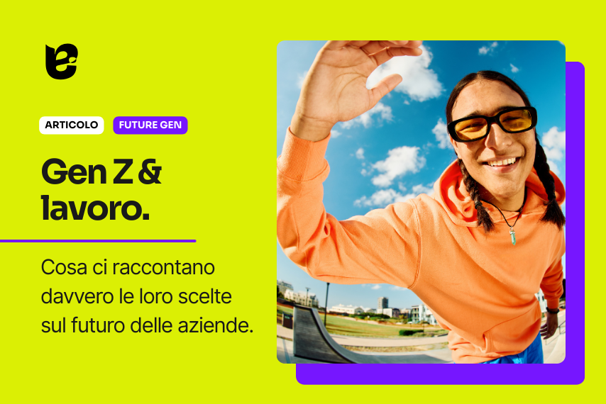 Una donna sorridente con occhiali da sole, cappellino e giacca arancione sorridente e saluto mentre si trova in un parco con un cielo blu e alcune nuvole, probabilmente in un ambiente all'aperto.