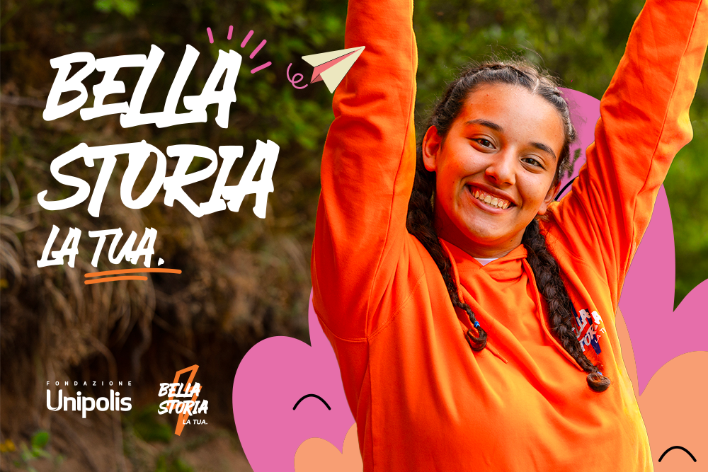 Una ragazza sorridente con i capelli in treccia indossa una felpa arancione e solleva le braccia, in un ambiente naturale con foglie verdi sullo sfondo. Testo in italiano che dice 'Bella Storia La Tua' e loghi di Unipolis e Bella Storia.
