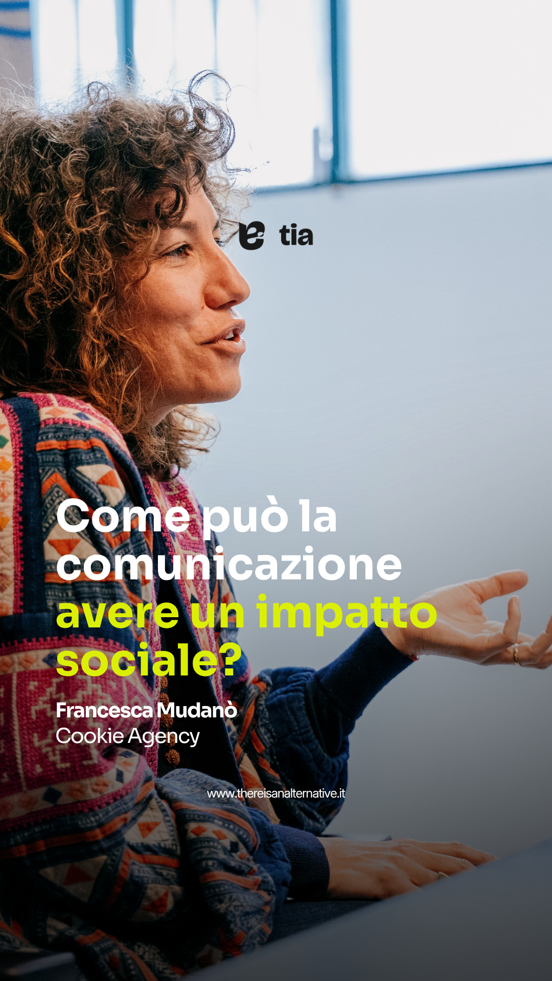 Una donna che parla durante un'intervista o una conversazione, con un testo sovrapposto che parla di come la comunicazione può avere un impatto sociale, attribuito a Francesca Mudano, Cookie Agency, con un sito web indicato.