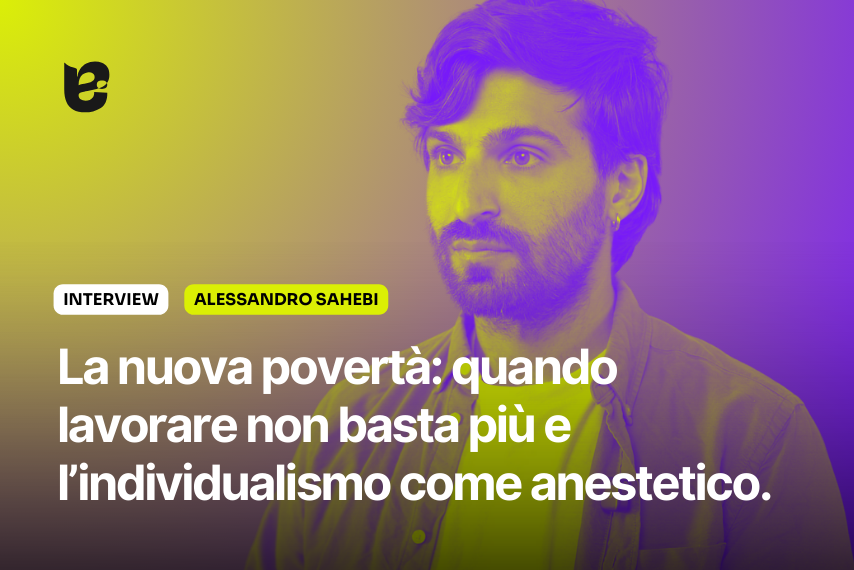 Immagine di un uomo con capelli castani e barba, che indossa una camicia, in primo piano su uno sfondo colorato con testo sovrapposto. Il testo menziona un'intervista con Alessandro Sahebi e tratta del tema della povertà e dell'individualismo.