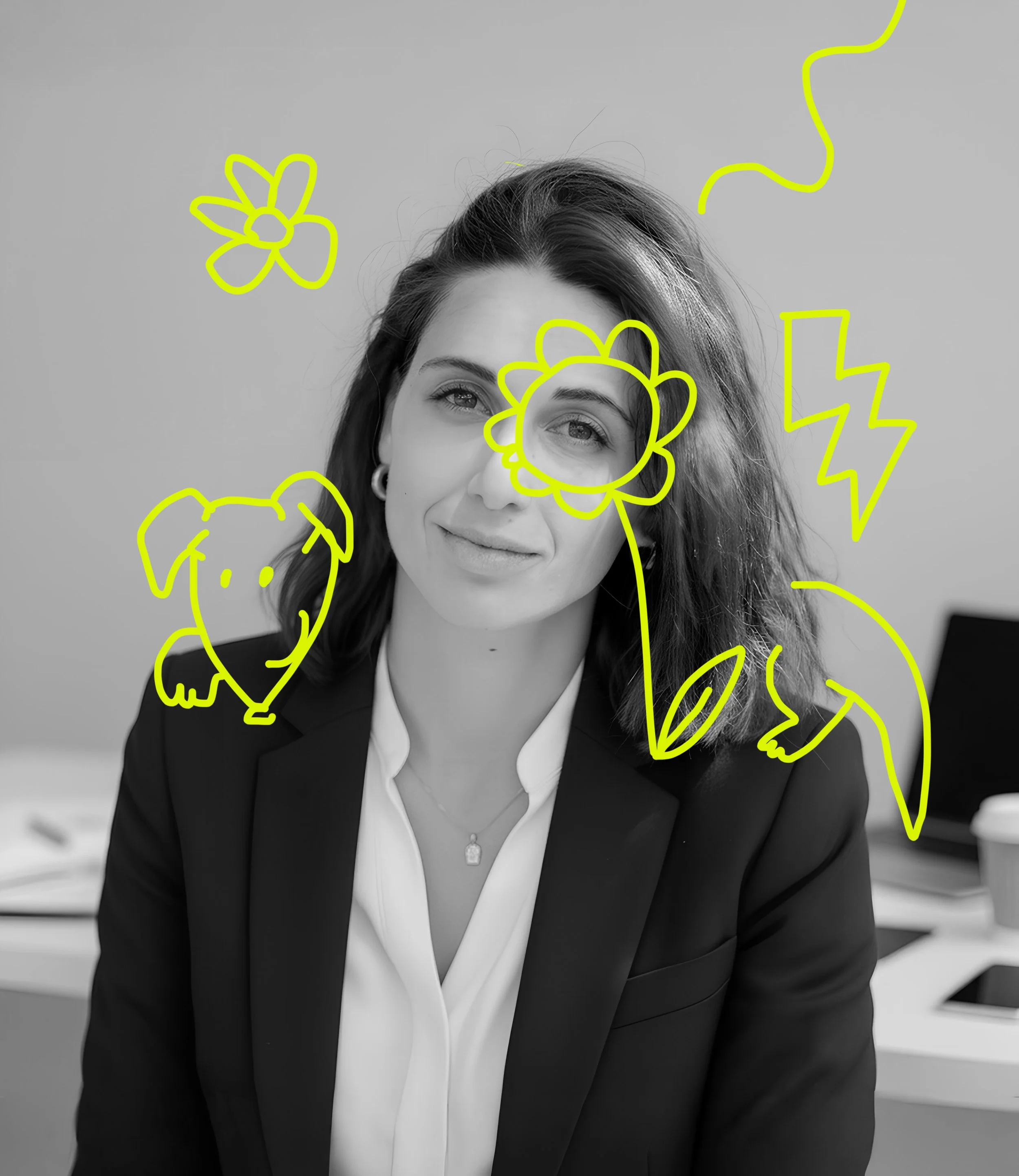 Foto in bianco e nero di una donna sorridente con linee gialle disegnate su di lei, tra cui un fiore, un cane stilizzato, una foglia, una lampo e altri disegni astratti.