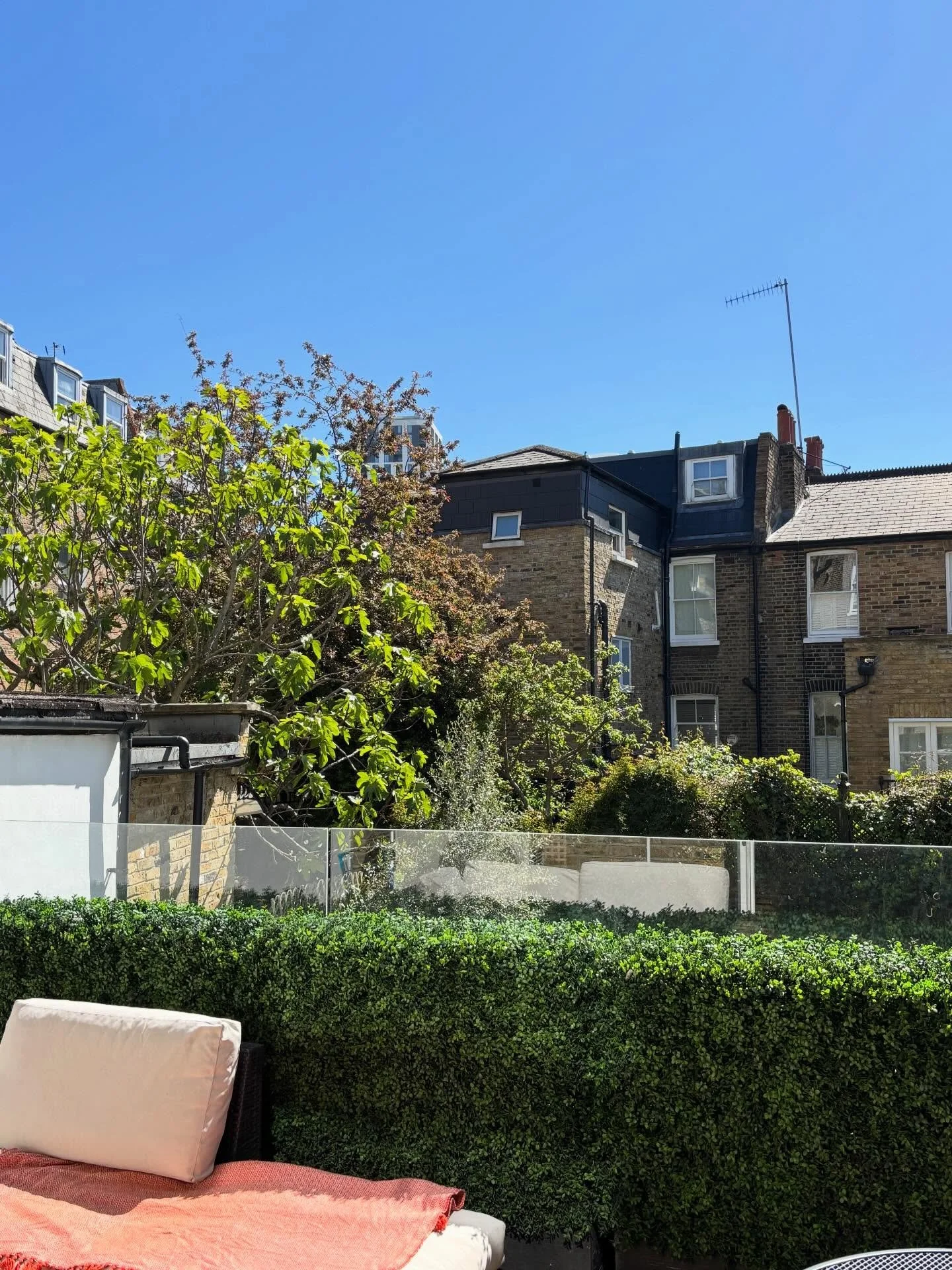 life is soooooo beautiful when you notice the smallest things. here are a few snippets from the last week that have brought me so much joy. 🤍

1. morning coffees on my terrace 
2. roaming and admiring beautiful London neighbourhoods
3. picking up my