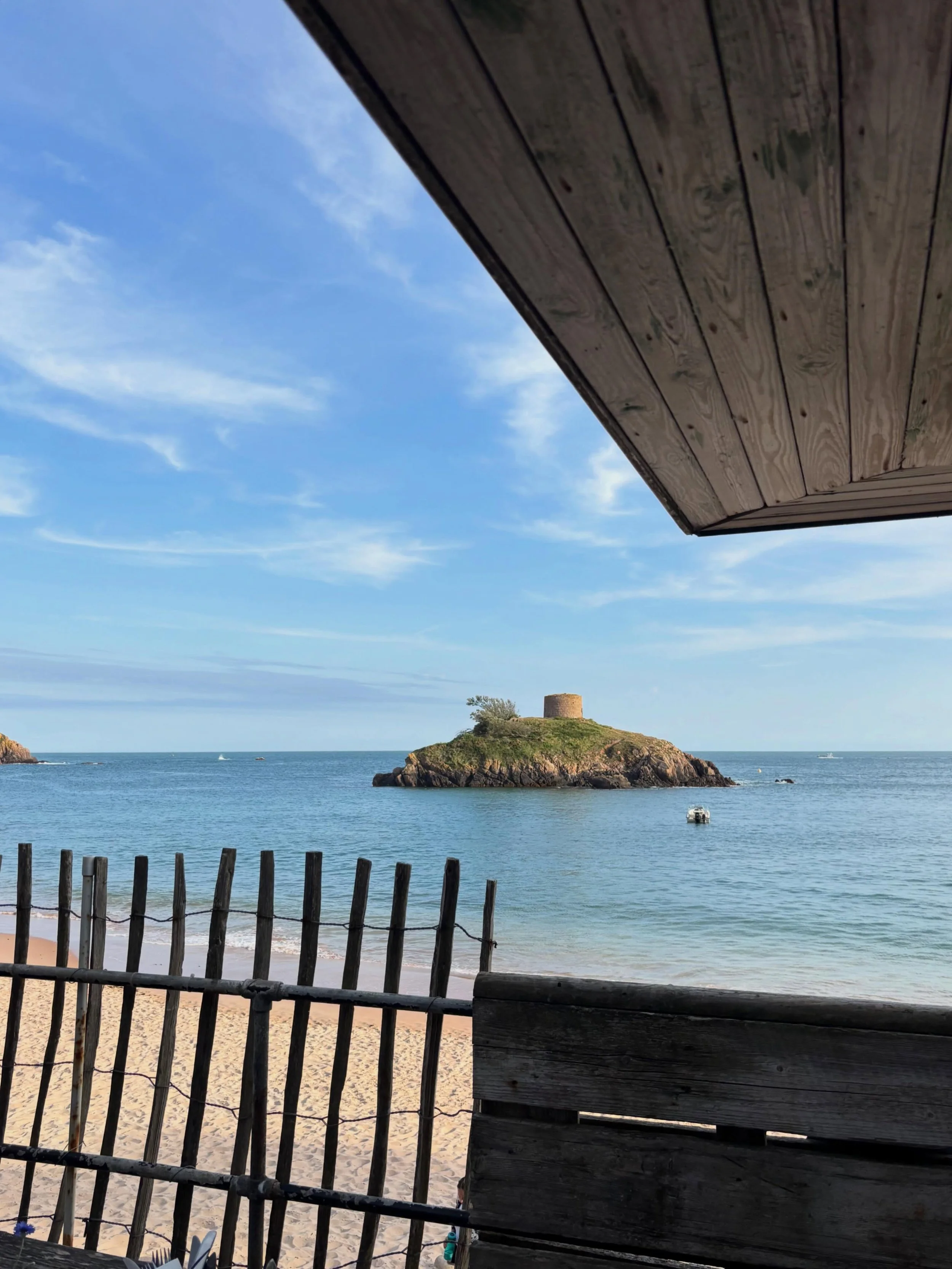 may - the month of slowing down, living for the small moments and focusing on what&rsquo;s right in front of me. 💛

🇯🇪 home 
🥾cliff path walks
☁️ therapy work
💕 pink skies 
🌳 morning park walks 
🦪 seafood on the bbq 
🤓 DND 
💐 fox gloves at D