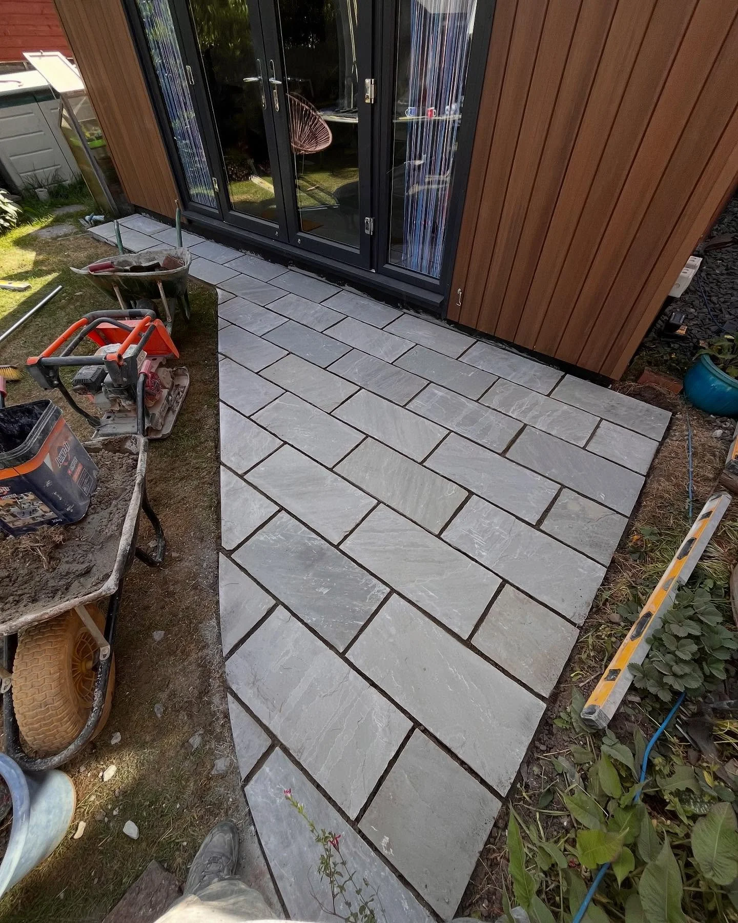 Swipe for before ➡️➡️ #gardenwise #landscaper #gardentransformation