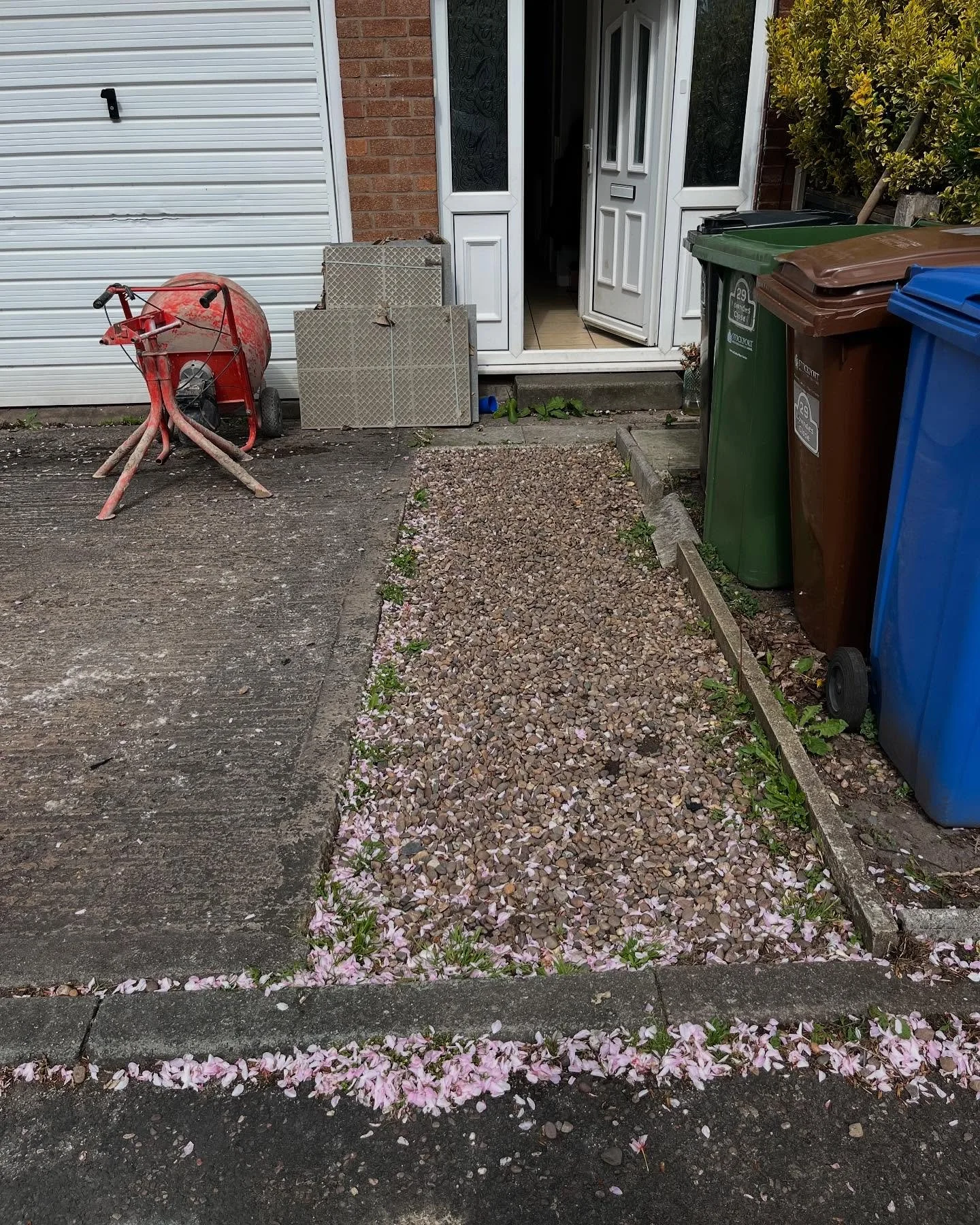 When you get a text from your sister that she can&rsquo;t get her pram over the stones - nooo problem✅👏🏻