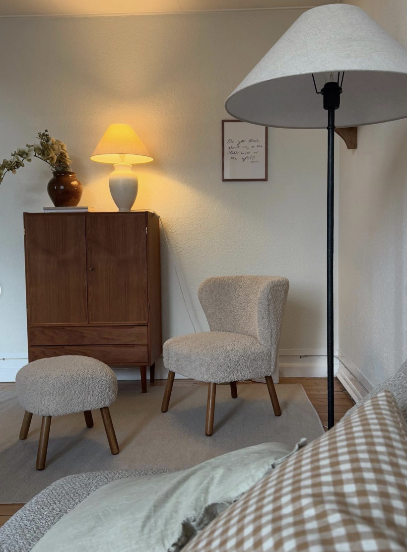 Neutral typography wall art by Stephie Cardona for KunstbyStephie hanging in the minimalistic chic living room of Influencer