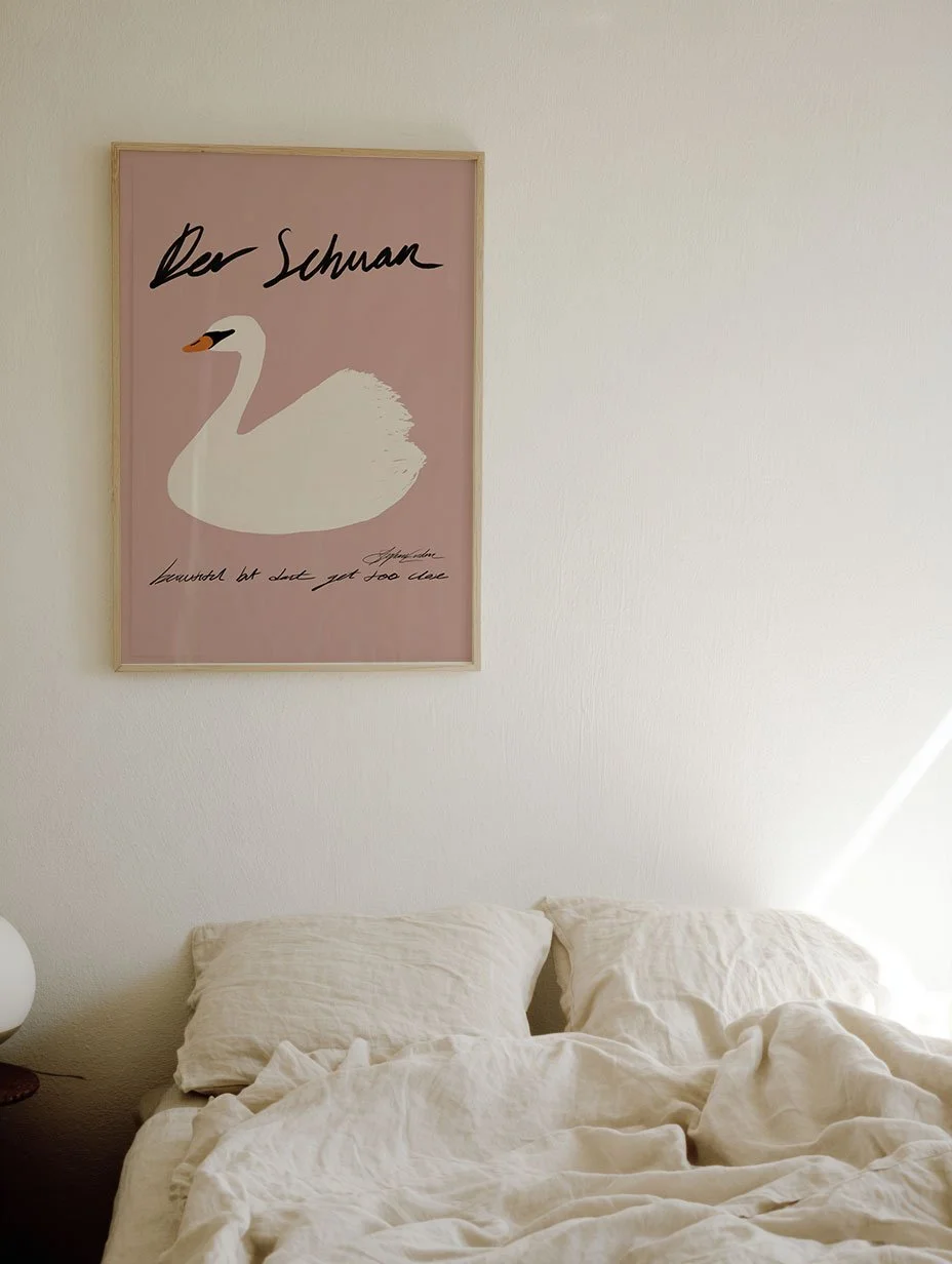 Der-Schwan-Blank-Frame-Chic-Bedroom-.jpg
