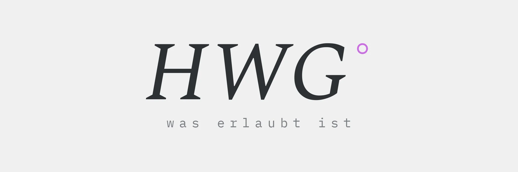 Typografische Grafik auf grauem Grund: gross kursives Wort «HWG» mit Gradzeichen, darunter klein das Wort «was erlaubt ist»