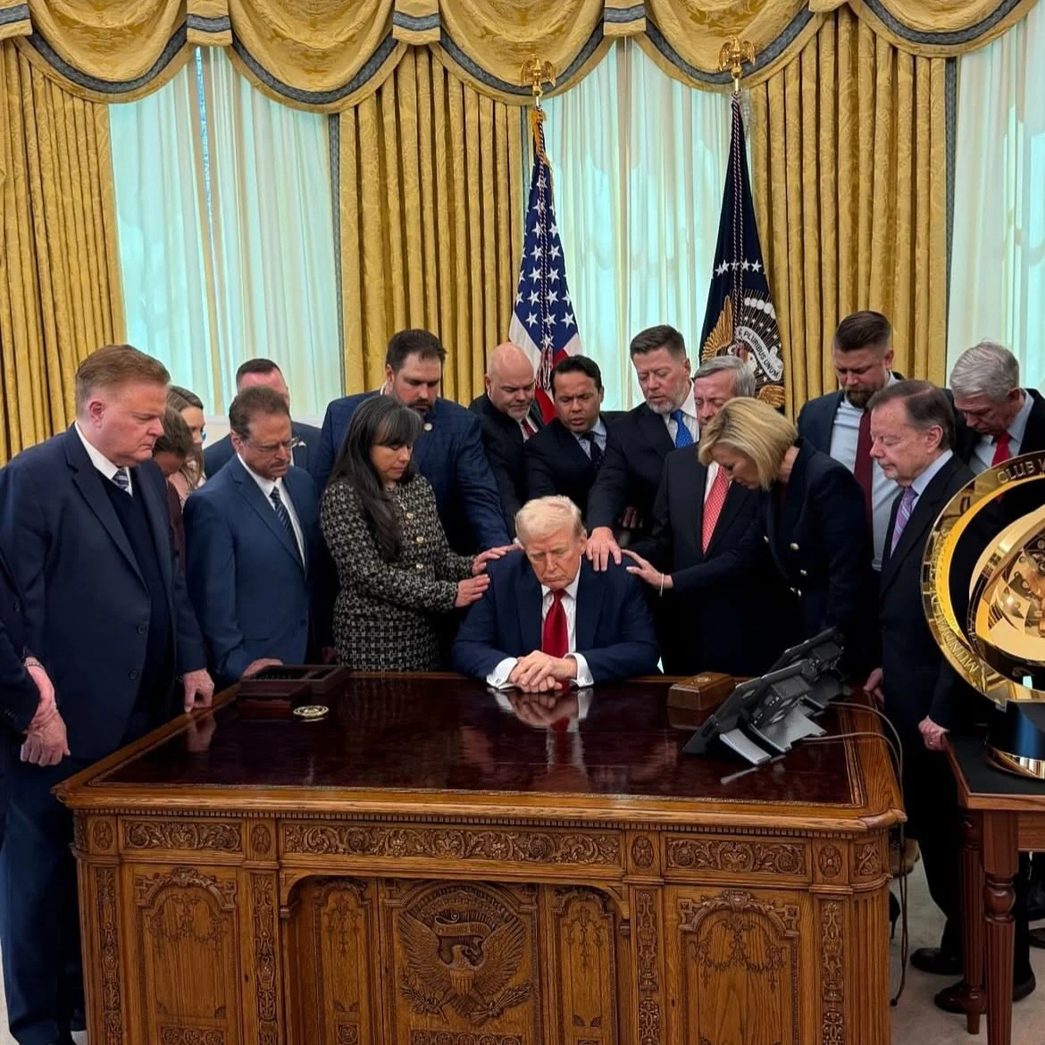 President Trump&rsquo;s White House Faith Office welcomed Faith Leaders from across the country to pray in the Oval Office. Always be praying for our Great President. 

Photo: @margomcatee