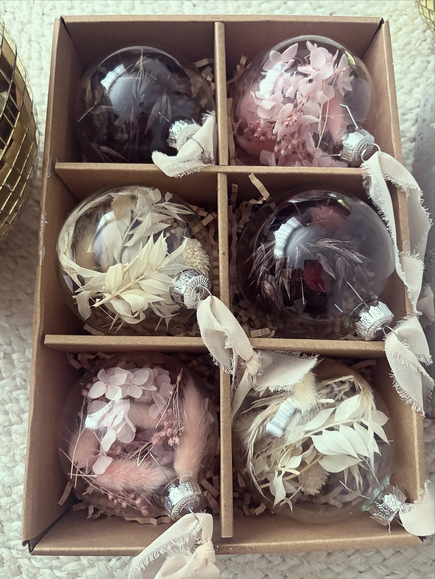 Baubles are back 🎄 🌸✨

Colours available ~

✨Chocolate 
✨Cream
✨Pink 

Baubles are glass, 8cm, filled with a mix of dried flowers finished with a frayed cream ribbon.

Sold in sets of 3 or 6, Limited stock so dont delay. All orders to be paid in fu