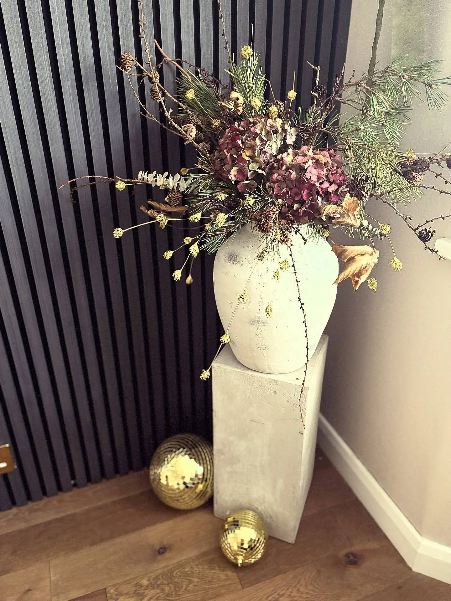 Still looking for the perfect centre piece for christmas✨

This one is ready to go💫 Natural christmas vibes is very much a thing this year! A mix of foliage, twigs, pinecones,hydrangeas and gold weeping willow to set the tone✨

DM if your interested