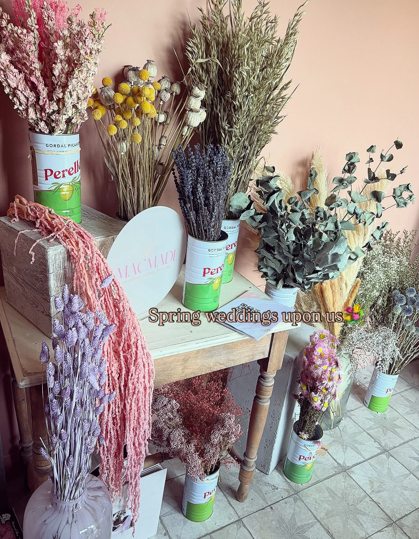 A few changes being made in the studio, nothing better than a re -shift to get the creative juices going 👌

Never painted myself but giving it a go.. watch this space😅

All the dried blooms starting to take over for whats to come&hellip;🌸 Im  taki