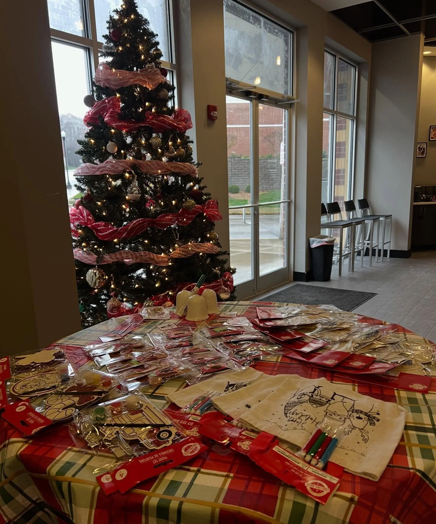 Come into the leasing office today for some holiday crafts🎄&hearts;️