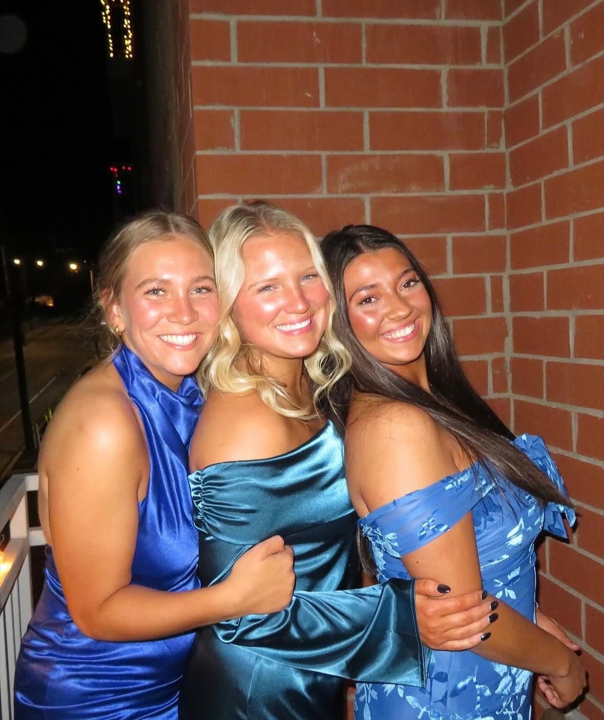 Planning on living with your besties at MIDTOWN?👯&zwj;♀️⚡️ Refer your friend, and get a $250 Gift Card! *make sure they drop your name so we know* 

#besties #midtownatwku