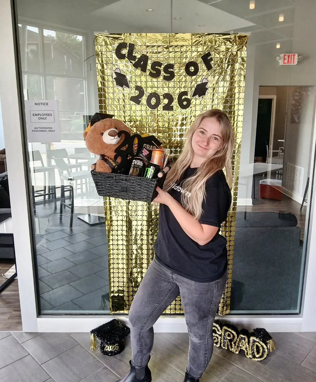 ❗️Midtown Grads❗️

Come celebrate your big day with us in the office today! 🎓🎉

We have:
Cupcakes, treats, and drinks
Food catered by Topper Social 
Photo station 

PLUS ⬇️

▫️Grad Basket Giveaway ▫️

Head to our story and answer our poll question 