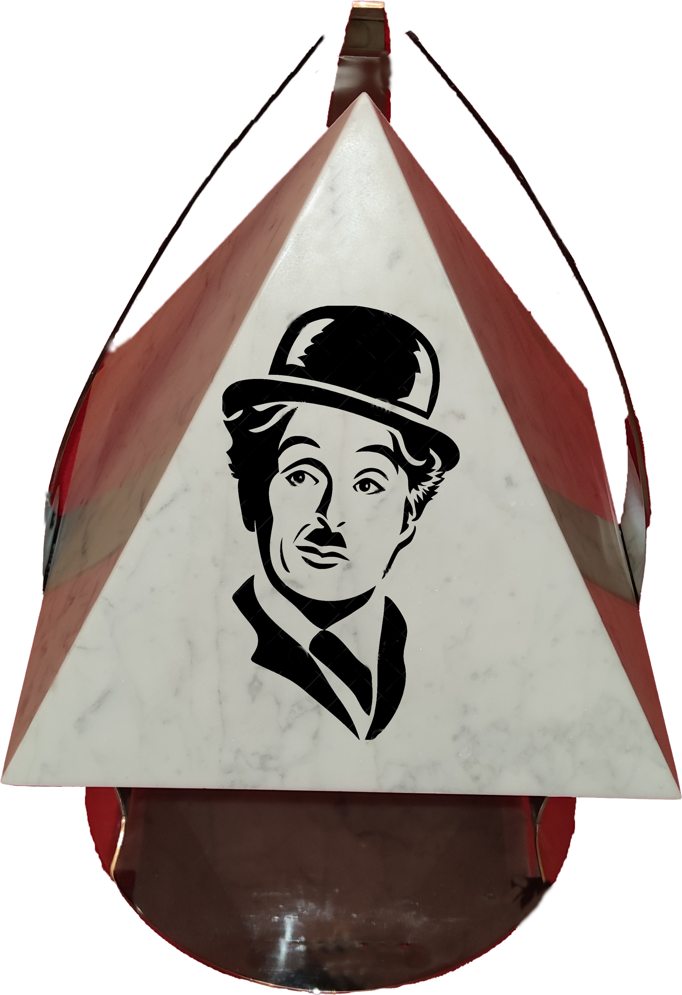 Pyramide sans une tranche et visage Charlot.png