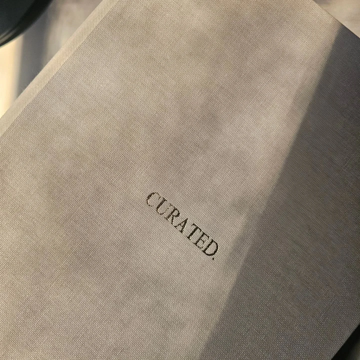 NEW SEMESTER, NEW ME.

As the new Semester is approaching and I start my new course, I of course had to get some new stationery and a new laptop bag 🤣 I am still as obsessed with these custom linen project folders, perfect for storing plans and samp